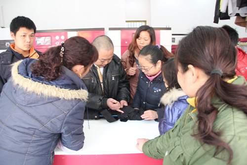 開干洗店加盟哪家公司好？UCC洗衣加盟連鎖企業洗滌技術培訓中心